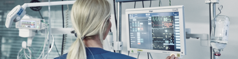 Verpleegkundige bekijkt monitor van patient